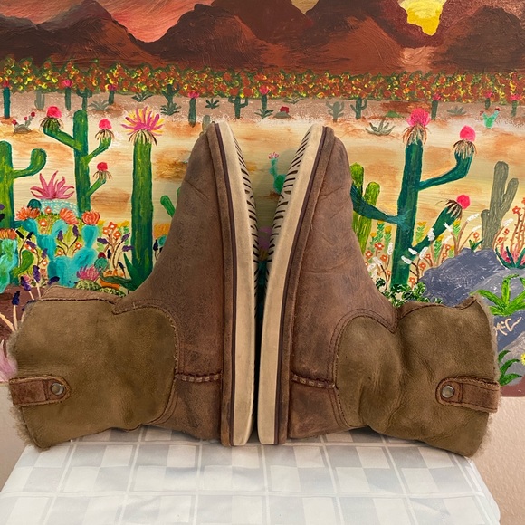 UGGS Women's Short Ankle Distressed Look Boots, Brown, 7-  7 1/2 - Picture 5 of 11